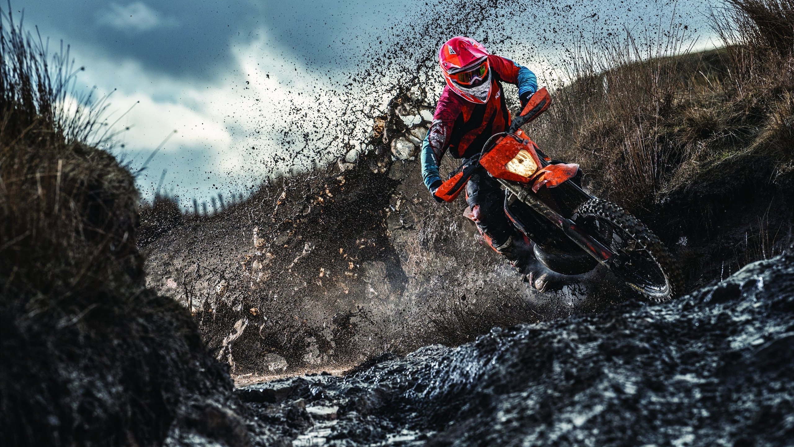 leyu乐鱼官网登录入口-冰雪运动设备升级,滑雪服助力寒冷环境下的运动表现,冰道滑雪服